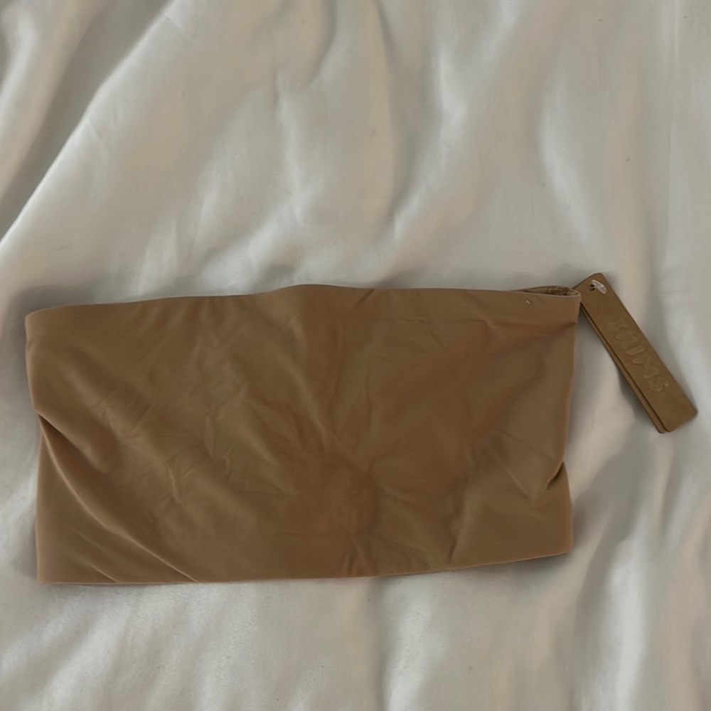 Skims nude bandeau color ochre